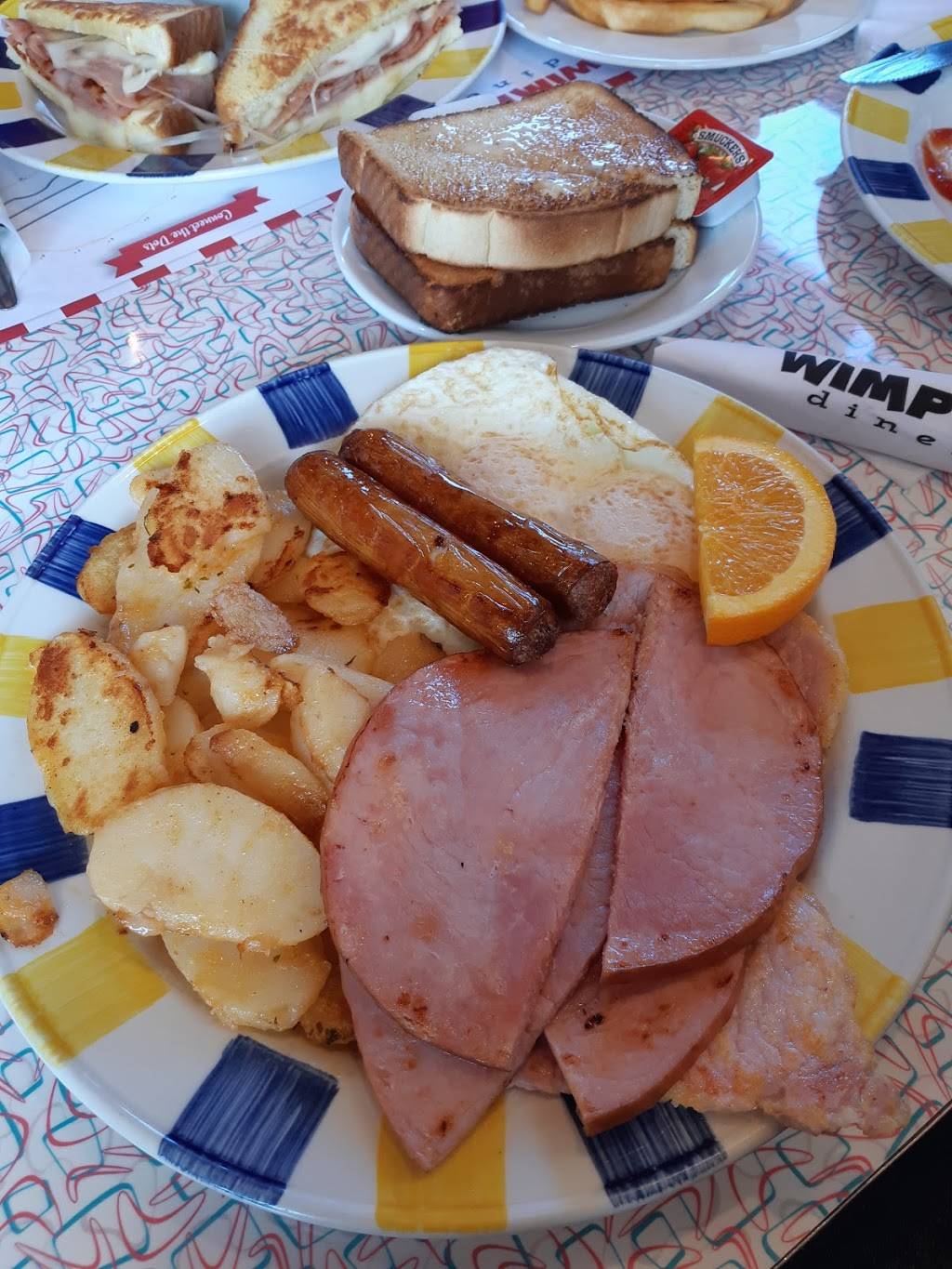 Wimpys Diner | restaurant | 14834 Yonge St, Aurora, ON L4G 1N2, Canada | 9058410038 OR +1 905-841-0038