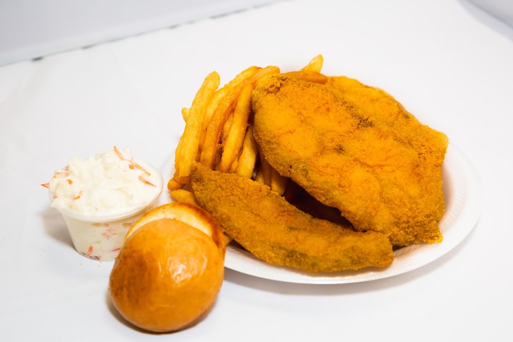 Big Sharks fish and chicken | restaurant | 3434 W North Ave, Milwaukee, WI 53208, USA | 4148817777 OR +1 414-881-7777