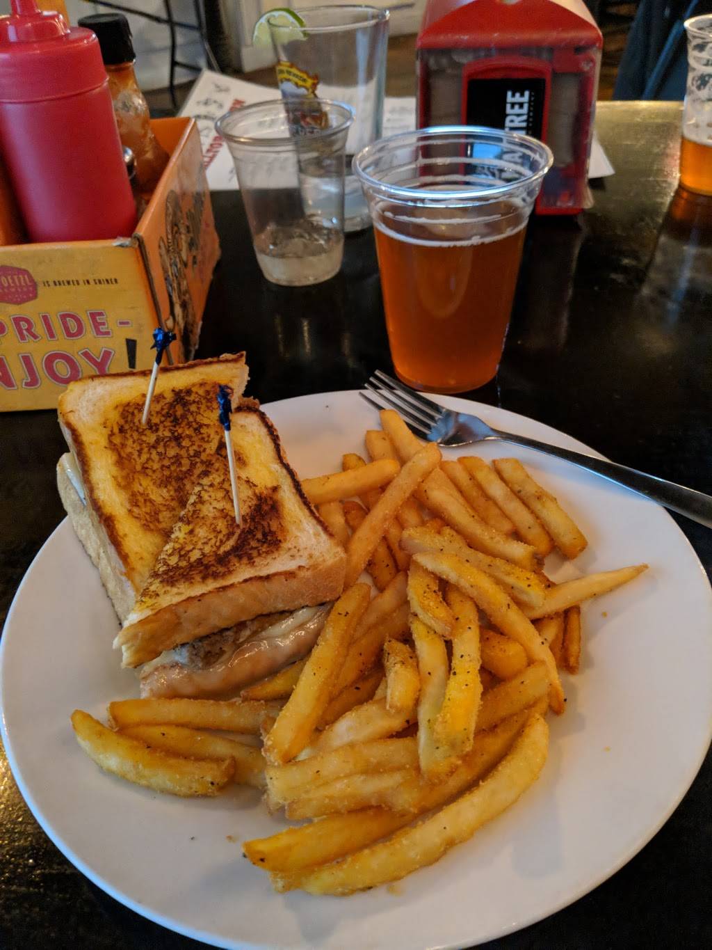 Hilltop Tavern | restaurant | 1800 Frankfort Ave, Louisville, KY 40206, USA | 5027422908 OR +1 502-742-2908