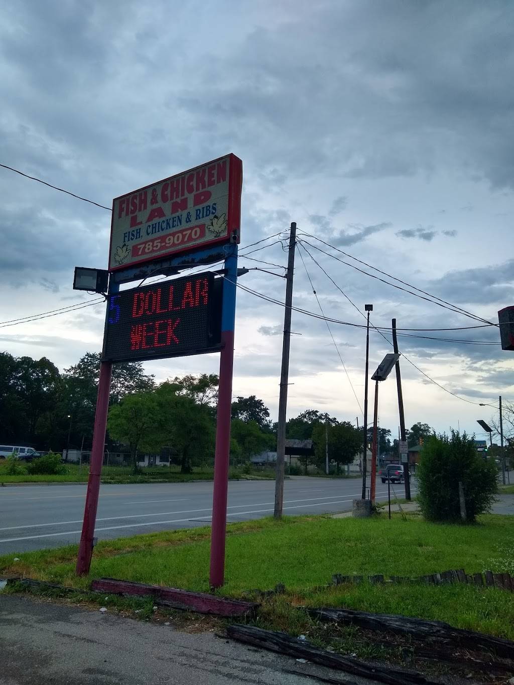 Fish & Chicken Land | restaurant | 4108 Saginaw St, Flint, MI 48505, USA | 8107859070 OR +1 810-785-9070