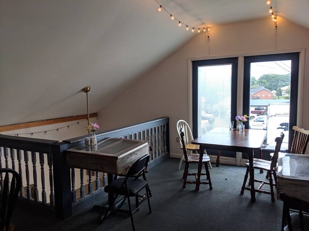 O&W Cafe | restaurant | 125 W 3rd Ave, Oneida, TN 37841, USA | 4235693755 OR +1 423-569-3755