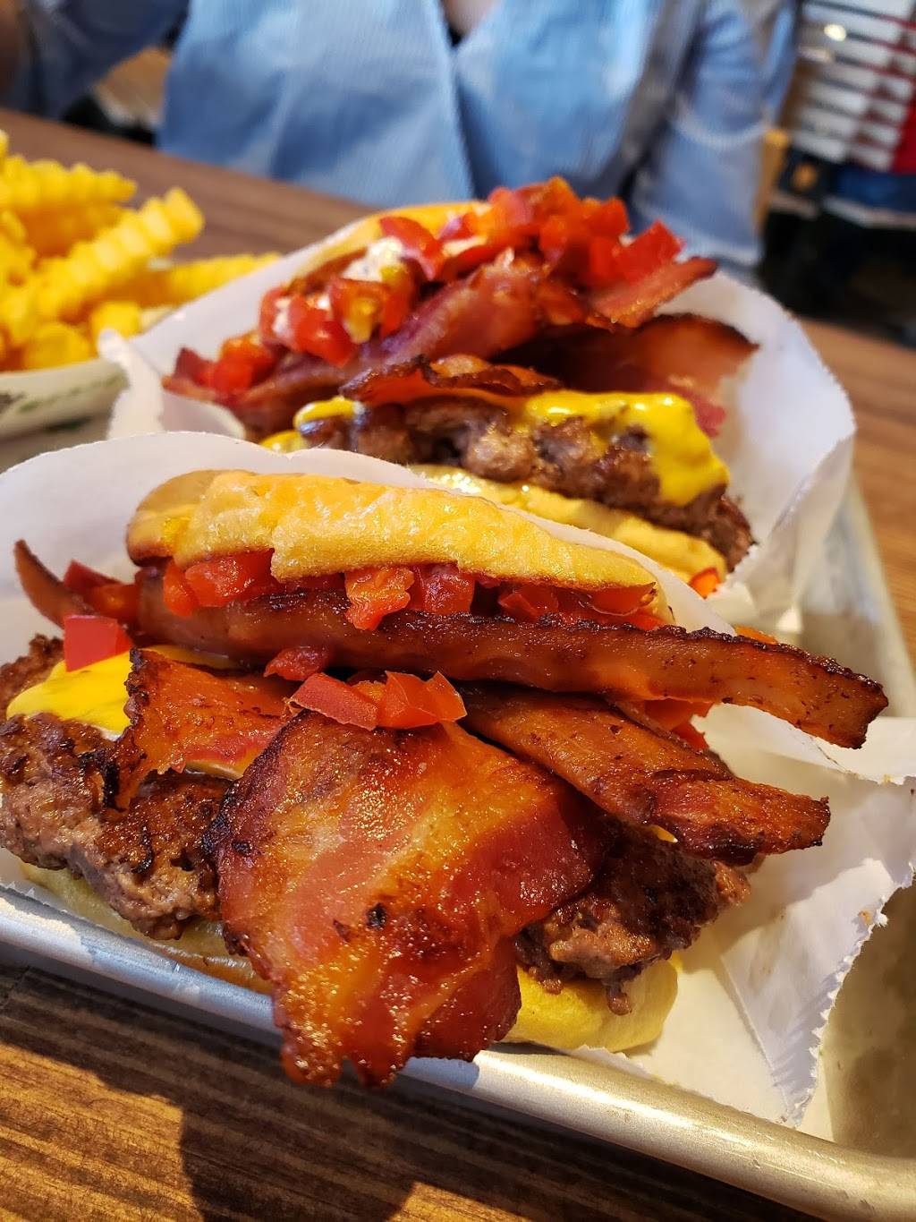 Shake Shack | restaurant | 120 Promenade Way Suite A, Thousand Oaks, CA 91362, USA | 8053095941 OR +1 805-309-5941