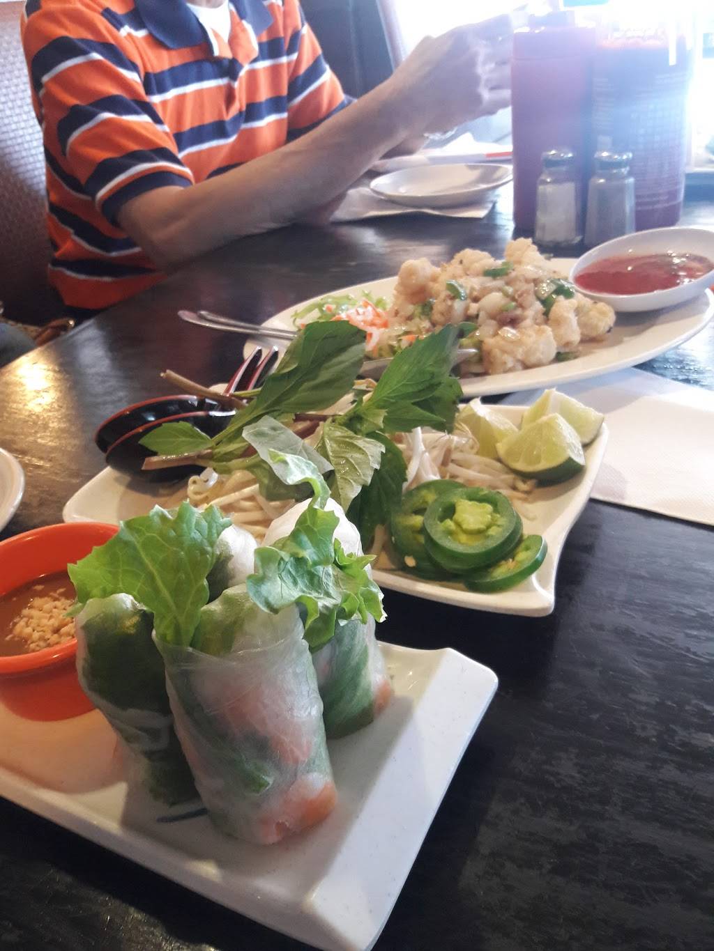 Pho Deluxe | restaurant | 1577 Spring Hill Rd, Vienna, VA 22182, USA | 7039929375 OR +1 703-992-9375