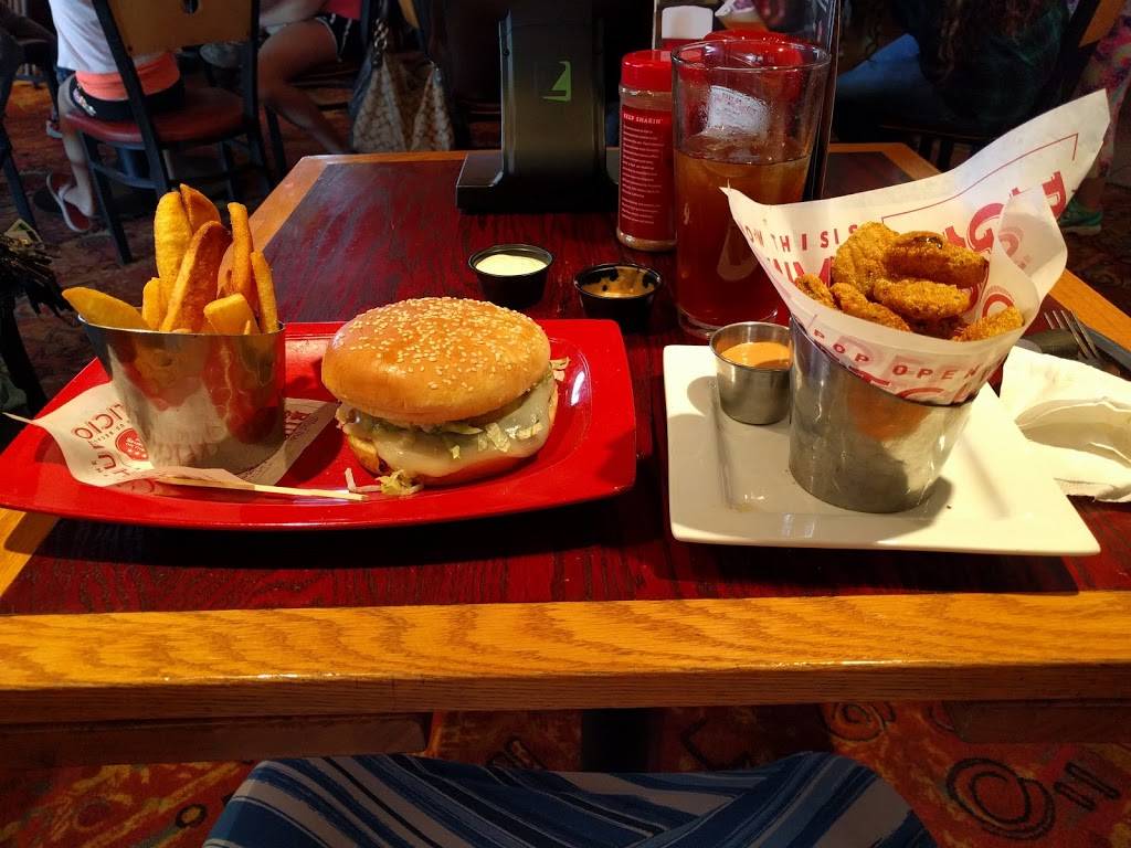 Red Robin Gourmet Burgers and Brews | restaurant | 6230 SW 6th Ave, Topeka, KS 66615, USA | 7852715400 OR +1 785-271-5400