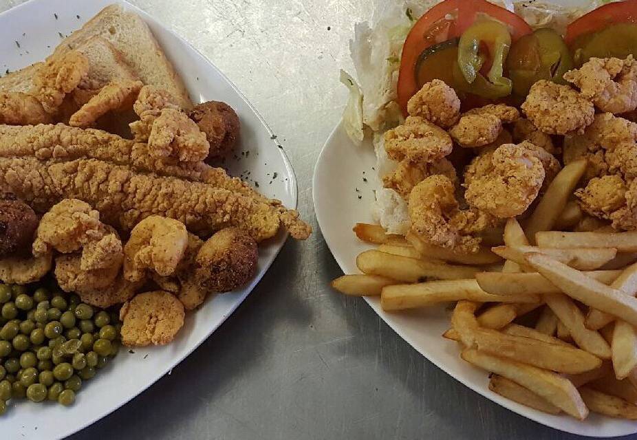 Rays On The Ave | restaurant | 2005 N Broad St, New Orleans, LA 70119, USA | 5047666404 OR +1 504-766-6404