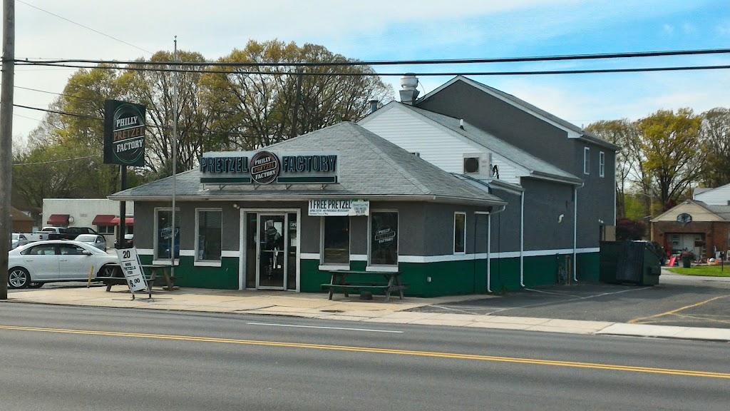 Philly Pretzel Factory | bakery | 625 MacDade Boulevard, Folsom, PA 19033, USA | 6105221281 OR +1 610-522-1281