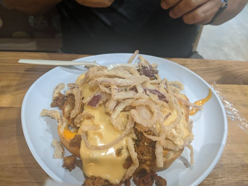 Wahlburgers @ Hy-vee | restaurant | 301 NE Rice Rd, Lees Summit, MO 64086, USA | 8163473526 OR +1 816-347-3526