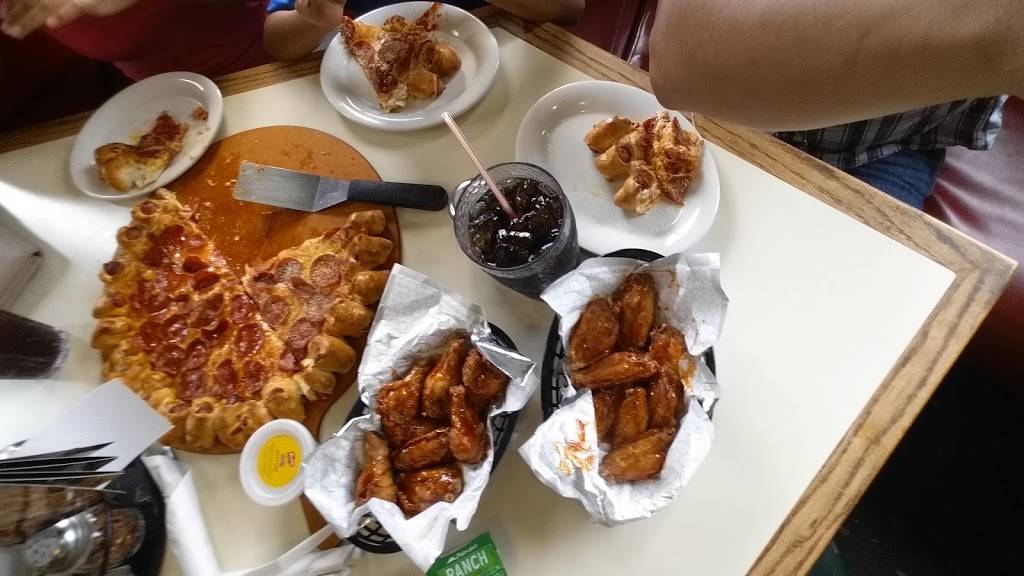 Pizza Hut | restaurant | 350 E Market St, Leesburg, VA 20176, USA | 7037711212 OR +1 703-771-1212