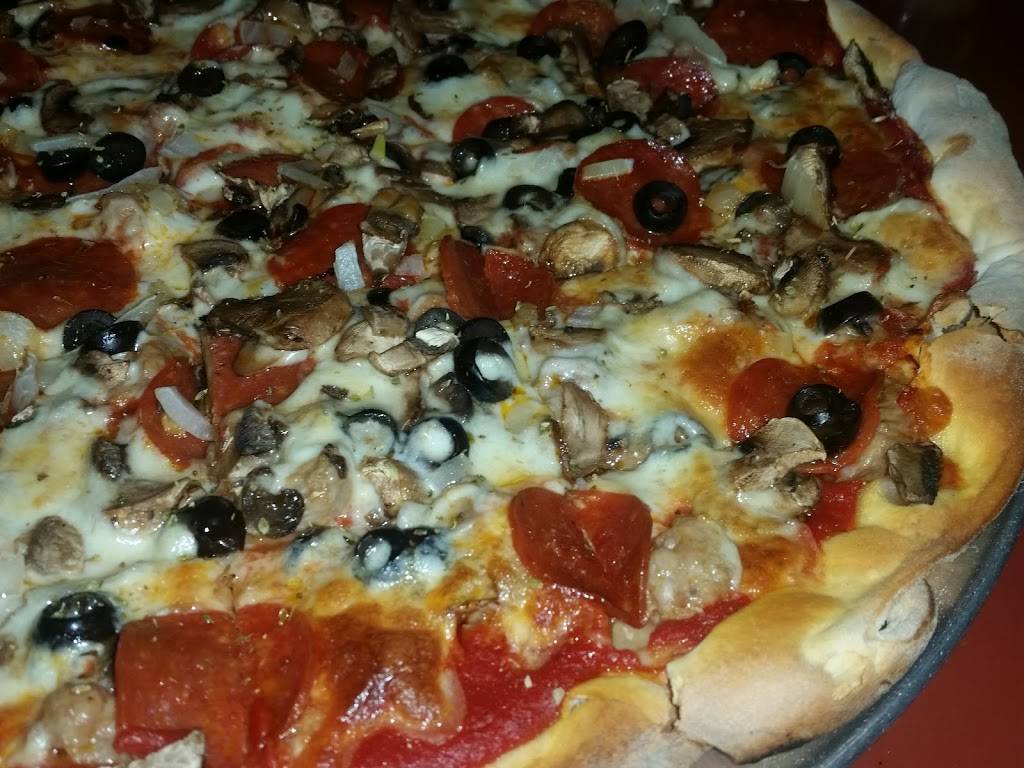 Caradaro Club Pizza | restaurant | 5010 W Vliet St, Milwaukee, WI 53208, USA | 4144767700 OR +1 414-476-7700