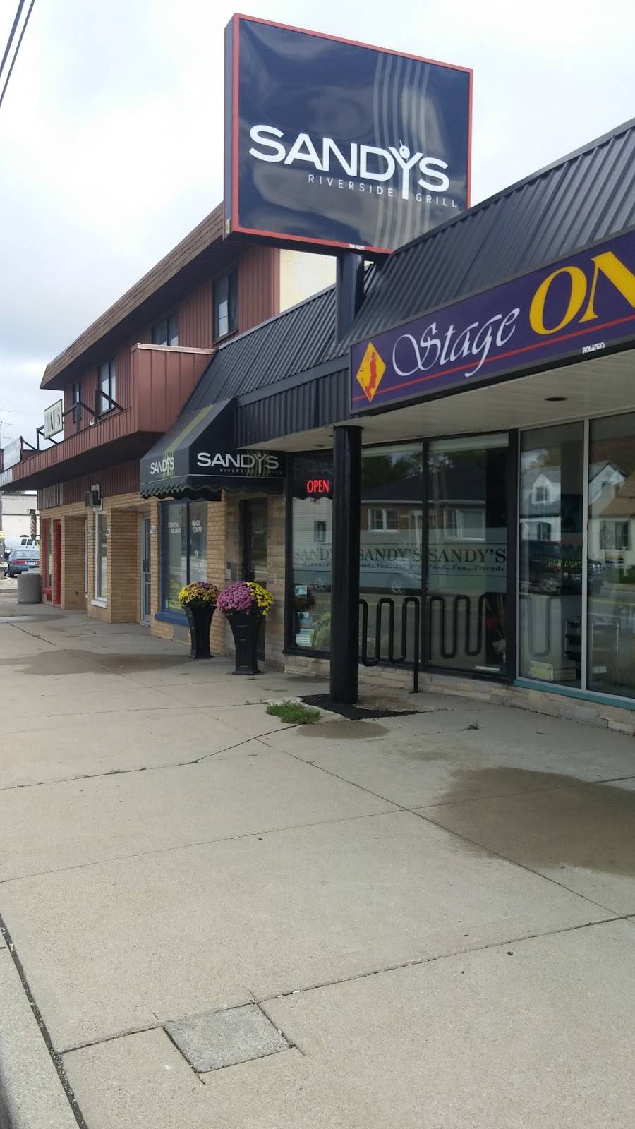 Sandys Riverside Grill | restaurant | 7021 Wyandotte St E, Windsor, ON N8S 1R1, Canada | 5199442659 OR +1 519-944-2659