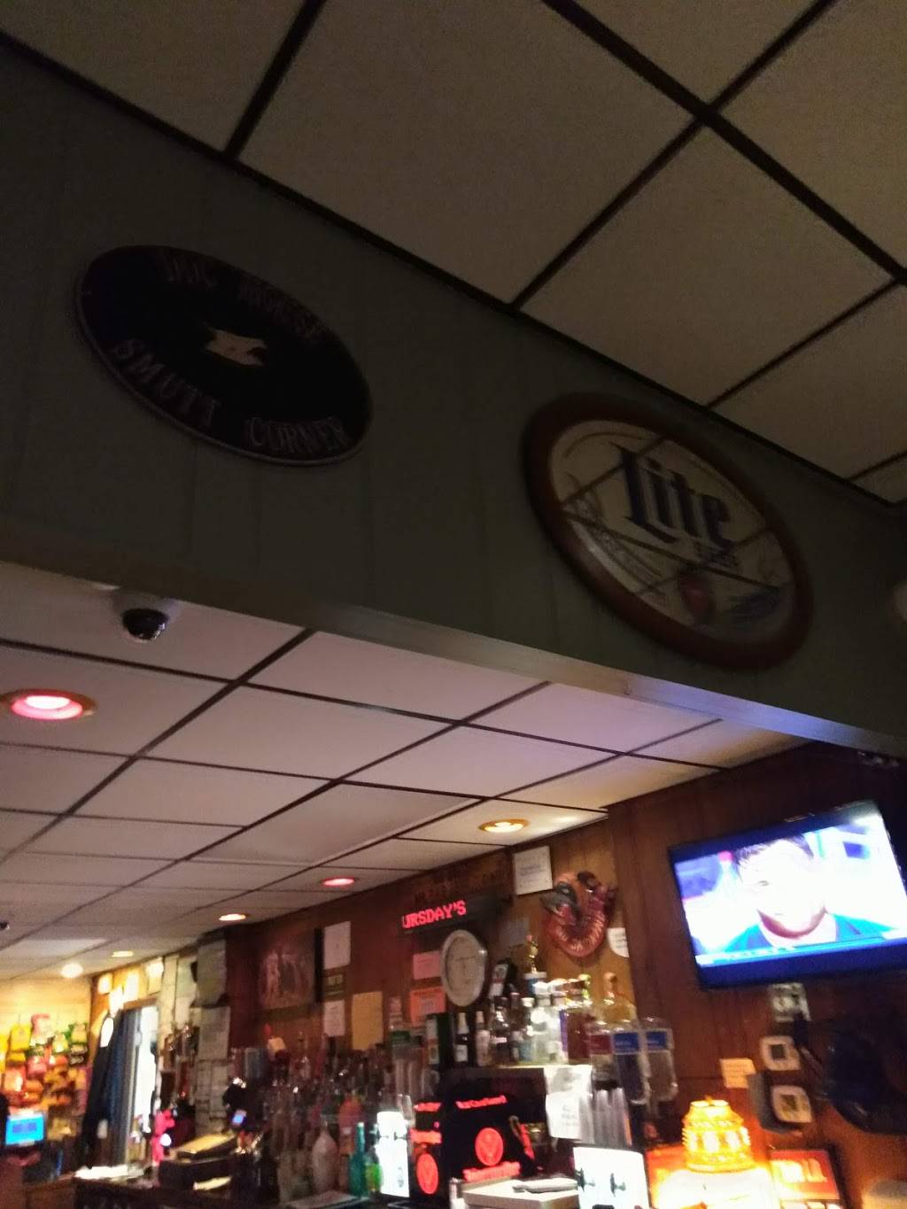 Dog House Saloon | restaurant | 1940 E Laketon Ave, Muskegon, MI 49442, USA | 2317773888 OR +1 231-777-3888