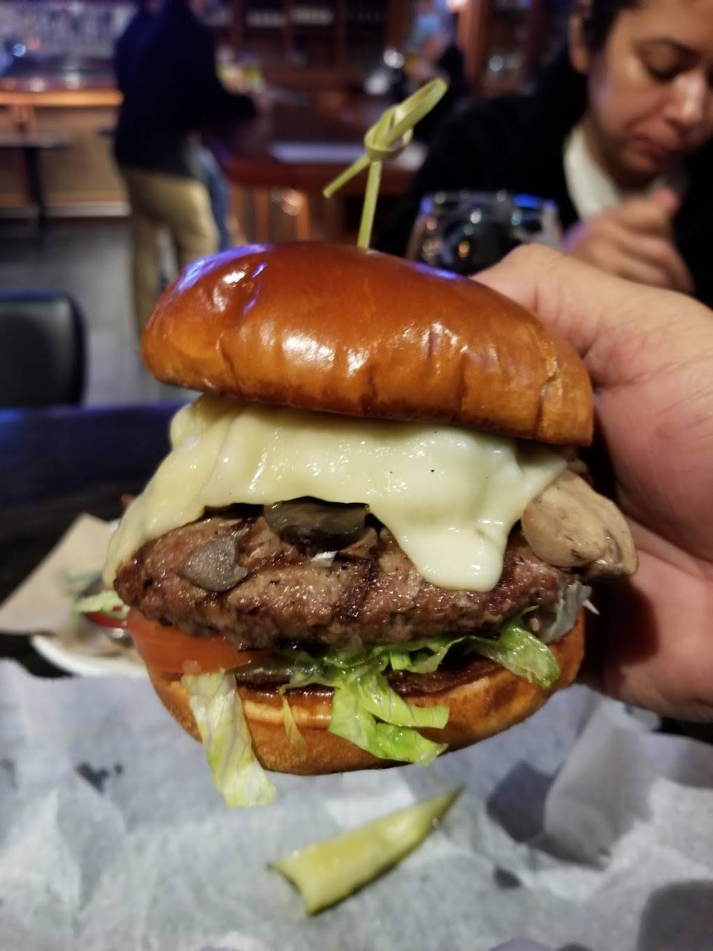 Hennesseys Tavern | restaurant | 1773 Newport Blvd, Costa Mesa, CA 92627, USA | 9496881123 OR +1 949-688-1123