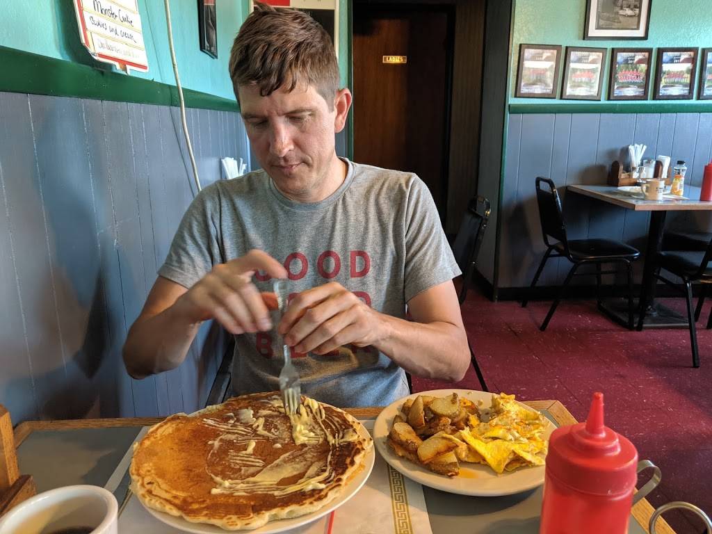 Donges Drive-In and Motel | restaurant | 100 Center St, Meyersdale, PA 15552, USA | 8146345710 OR +1 814-634-5710