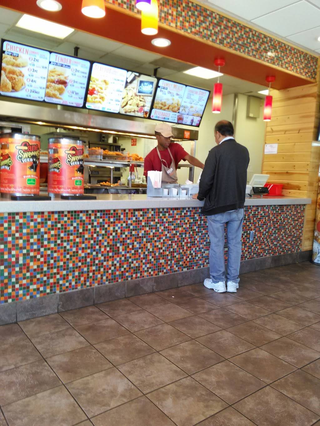 Popeyes Louisiana Kitchen | restaurant | 498 E 4th St, Perris, CA 92570, USA | 9519439225 OR +1 951-943-9225