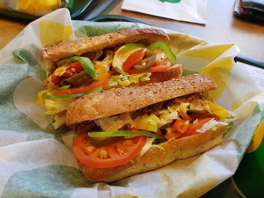 Subway | meal takeaway | 160 Beechwood Ave, Vanier, ON K1L 1A9, Canada | 6137412520 OR +1 613-741-2520