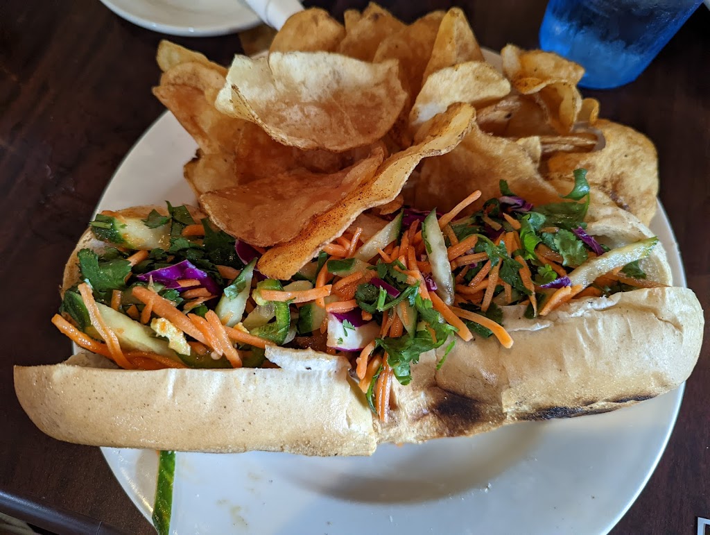 Blackbeards Grub and Grog | restaurant | 80 W Live Oak St, Tarpon Springs, FL 34689, USA | 7279403522 OR +1 727-940-3522