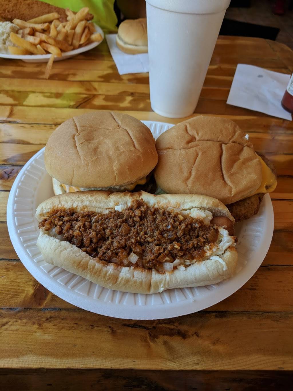 Mutzies | restaurant | 1200 Country Club Rd, Lincolnton, NC 28092, USA | 7042404592 OR +1 704-240-4592