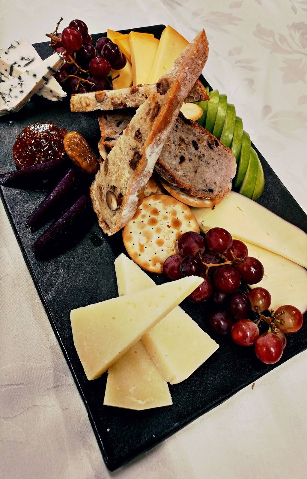 Crosswinds Restaurant and Bar | restaurant | 950 Dixon Rd, Etobicoke, ON M9W 5N4, Canada | 4166759444 OR +1 416-675-9444