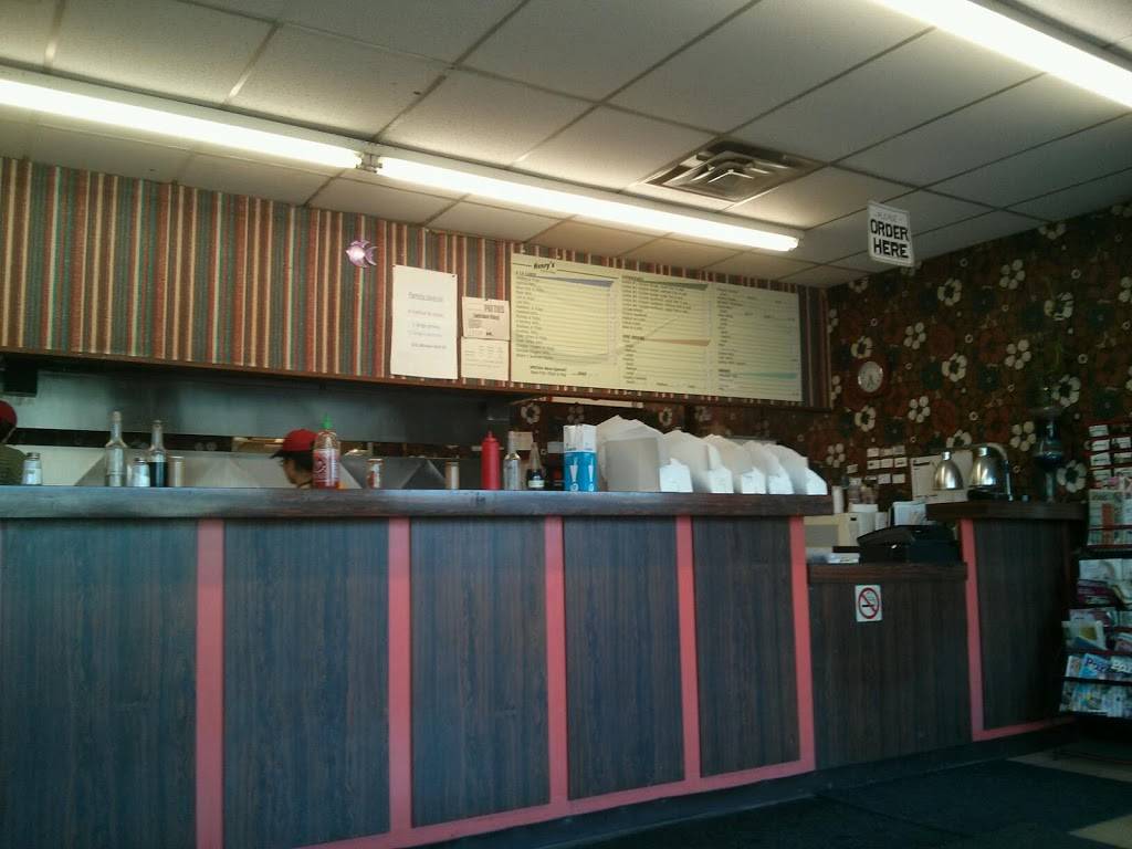 Henrys Fish & Chips | restaurant | 833 Westlock Rd, Mississauga, ON L5C 1K7, Canada | 9052771250 OR +1 905-277-1250