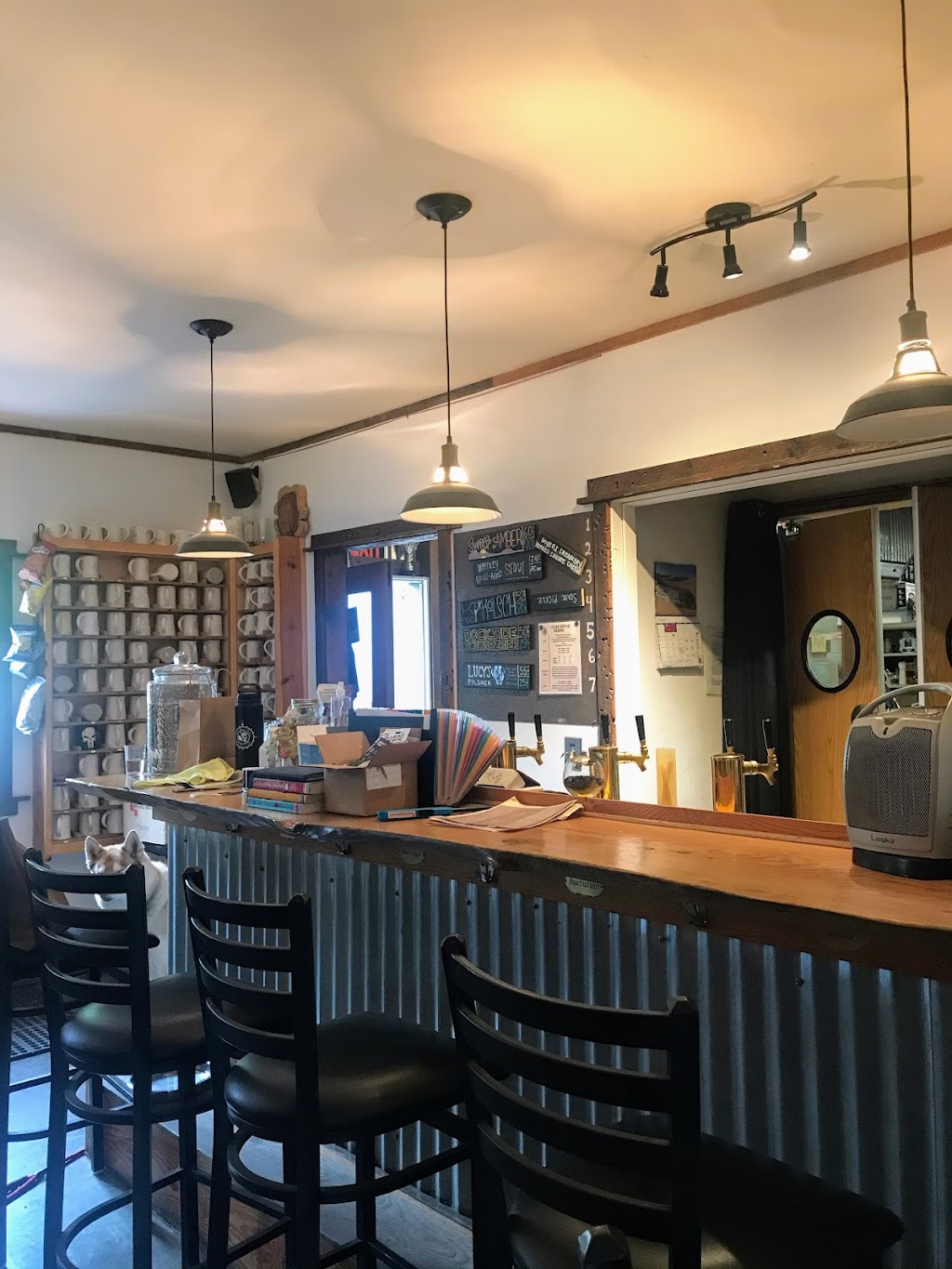 Island Hoppin Brewery | restaurant | 33 Hope Ln, Eastsound, WA 98245, USA | 3603766079 OR +1 360-376-6079