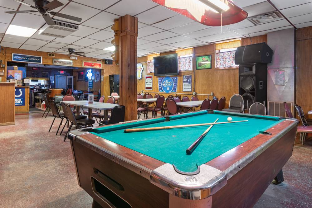 Vals Place - Two Doors Down | restaurant | 1 S Meridian St, Redkey, IN 47373, USA | 7653693912 OR +1 765-369-3912