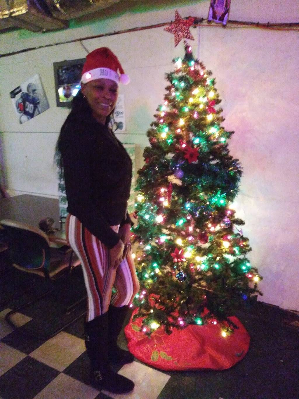 Greenwoods Bar & Grill | restaurant | 301 N New Braunfels Ave, San Antonio, TX 78202, USA | 2102241969 OR +1 210-224-1969