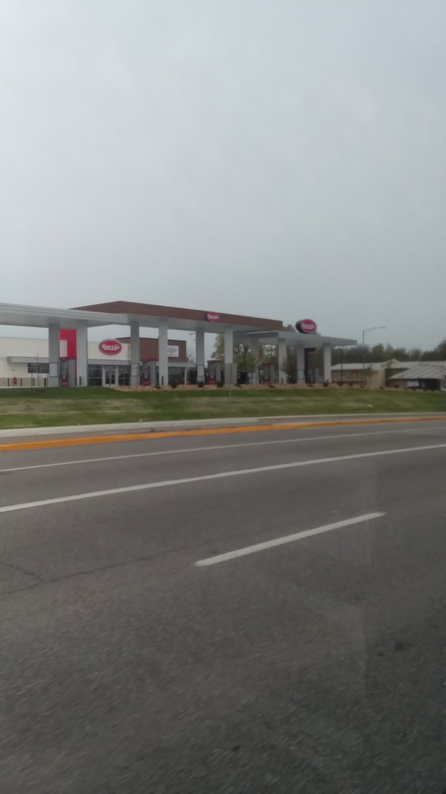 Kum & Go | meal takeaway | 1810 E Kearney St, Springfield, MO 65803, USA | 4178661080 OR +1 417-866-1080