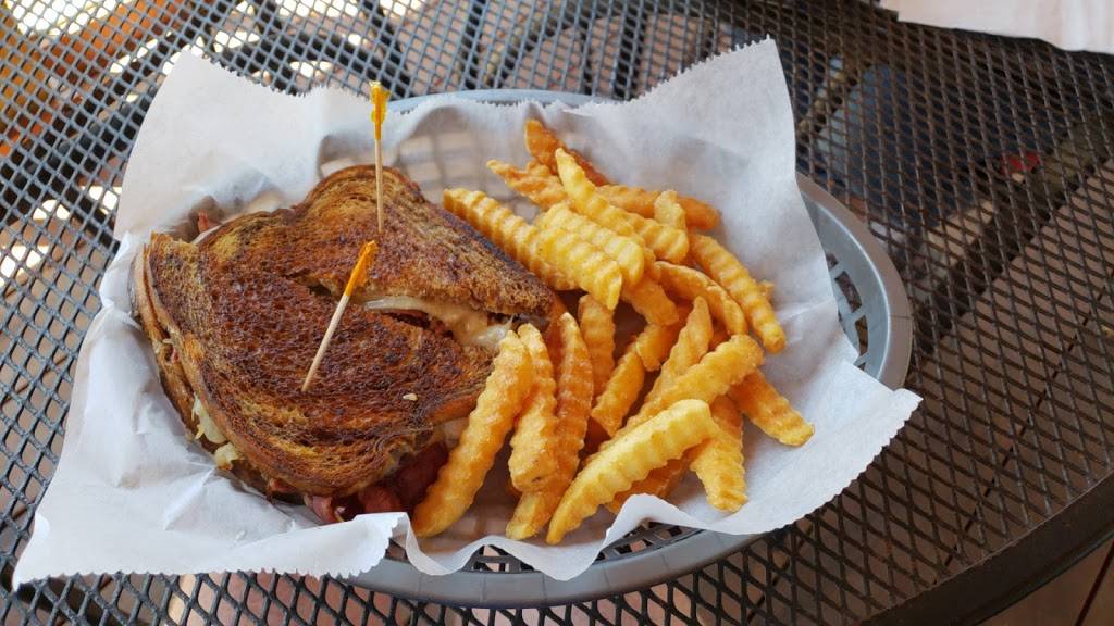 Spikes Pub & Grub Bar | restaurant | 3701 W Main St, Belleville, IL 62226, USA | 6182352734 OR +1 618-235-2734