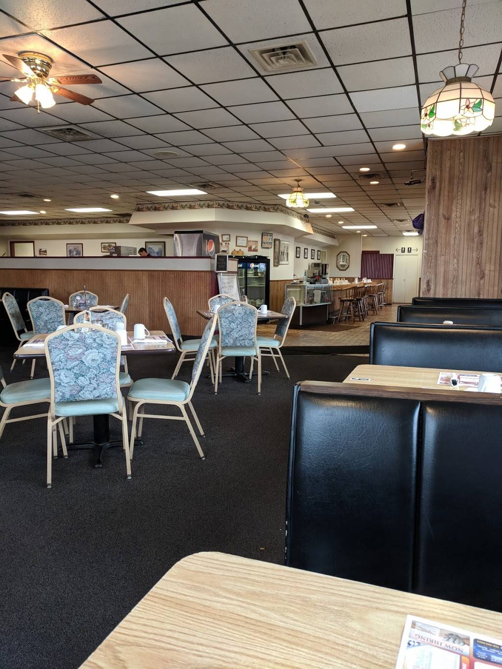 Superior Family Restaurant Dinos | restaurant | 1210 Superior Ave, Tomah, WI 54660, USA | 6083726055 OR +1 608-372-6055
