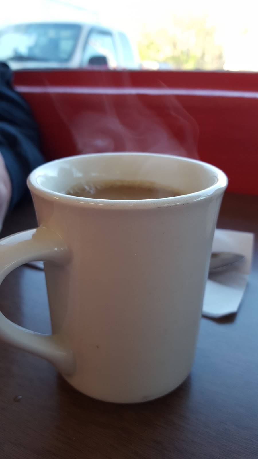 Dicks Cafe | restaurant | 2207 N Main Ave, Newton, NC 28658, USA | 8284647920 OR +1 828-464-7920