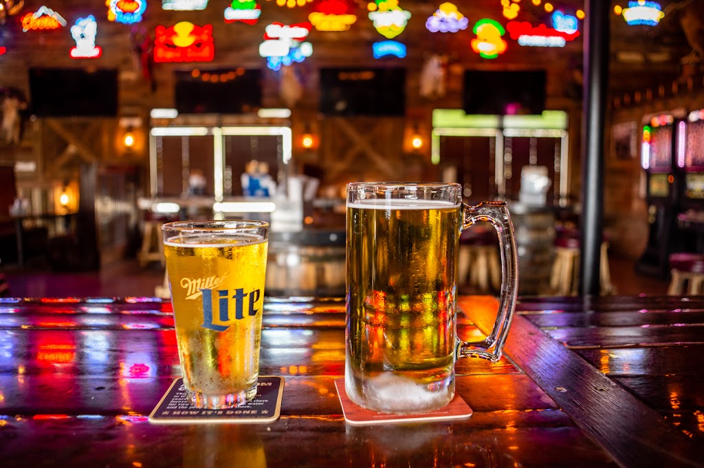 Chucks Bar | restaurant | 600 N Santa Fe Ave, Salina, KS 67401, USA | 7854043225 OR +1 785-404-3225