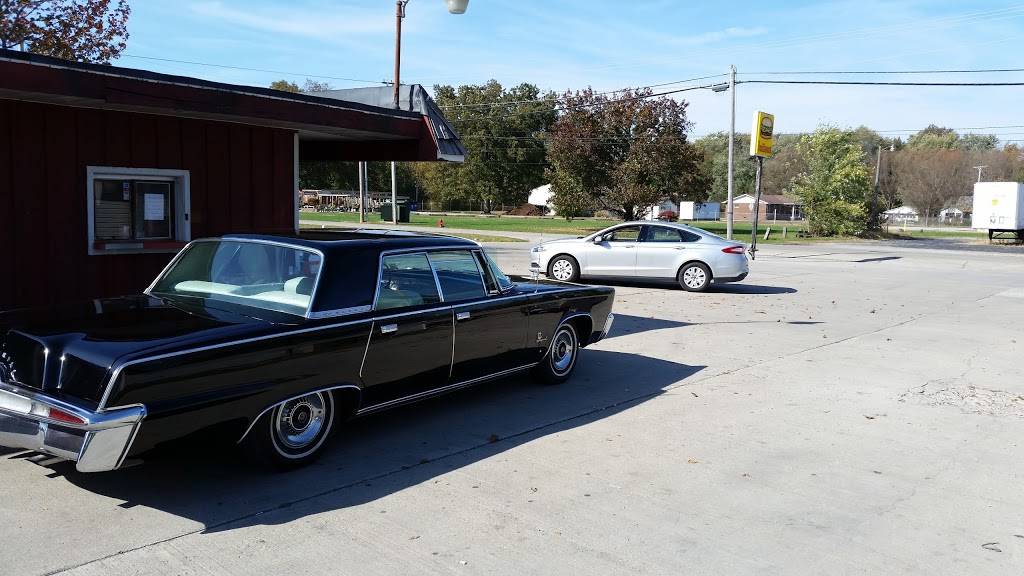 Julians Drive In | restaurant | 8190 Old Hwy 50, Flora, IL 62839, USA | 6186625636 OR +1 618-662-5636