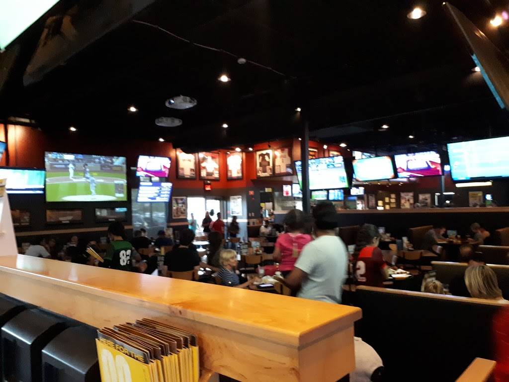 Buffalo Wild Wings | restaurant | 140 S Gary Ave, Bloomingdale, IL 60108, USA | 6308936063 OR +1 630-893-6063