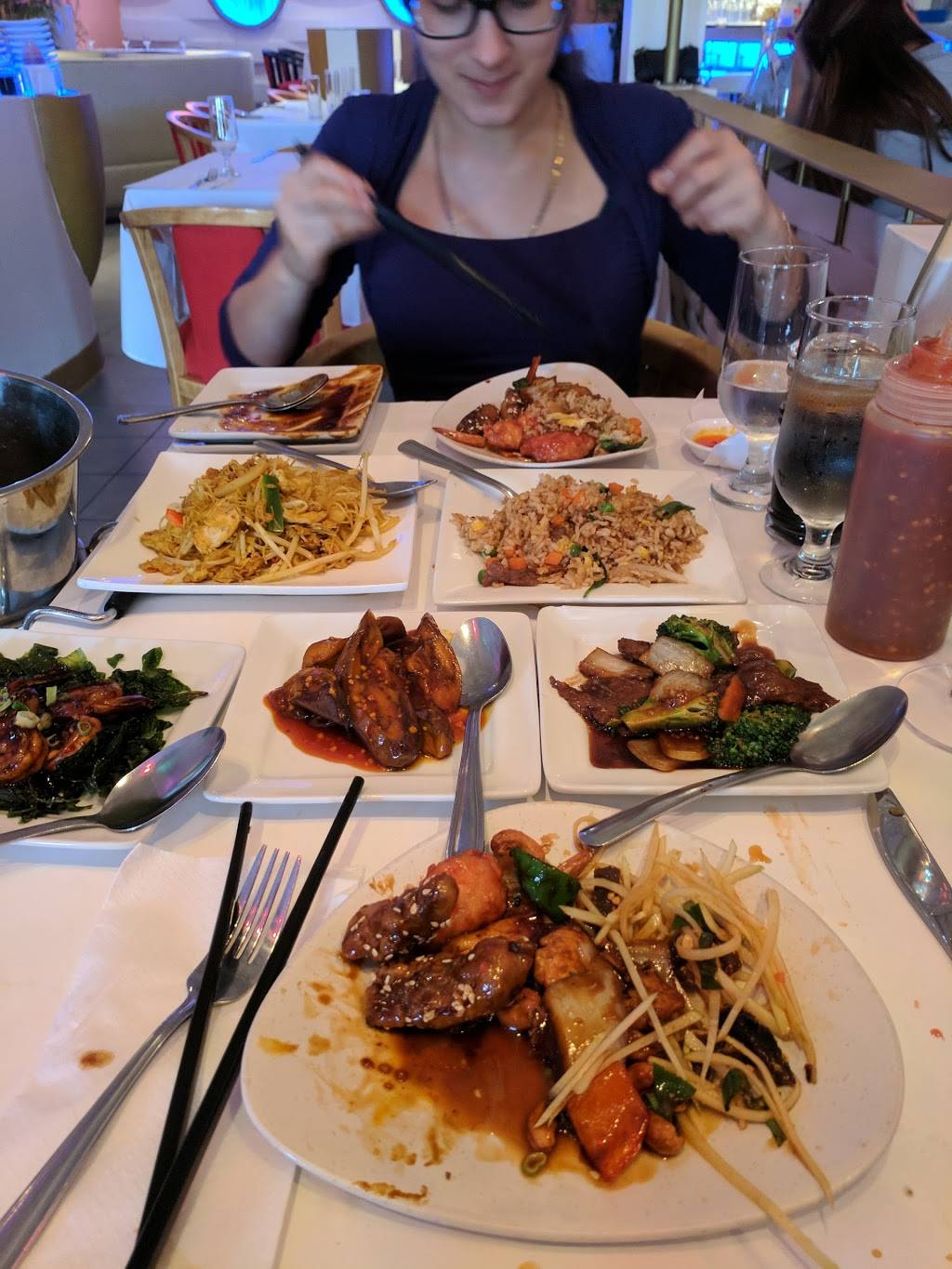 Bistro Sawadika | restaurant | 1800 Boulevard de la Côte-Vertu, Saint-Laurent, QC H4L 2A6, Canada | 5143391188 OR +1 514-339-1188