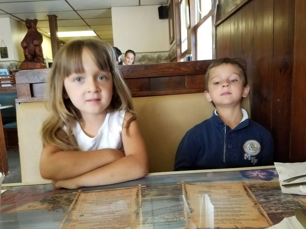 Cubby Hole | restaurant | 10713 N Main St, Richmond, IL 60071, USA | 8156784624 OR +1 815-678-4624