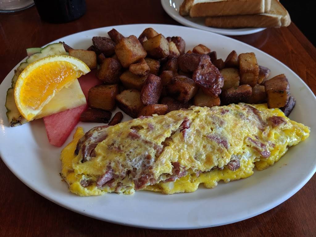 Dunns Famous Bank Street Deli | restaurant | 2679 Bank St, Gloucester, ON K1T 1N1, Canada | 6132477771 OR +1 613-247-7771