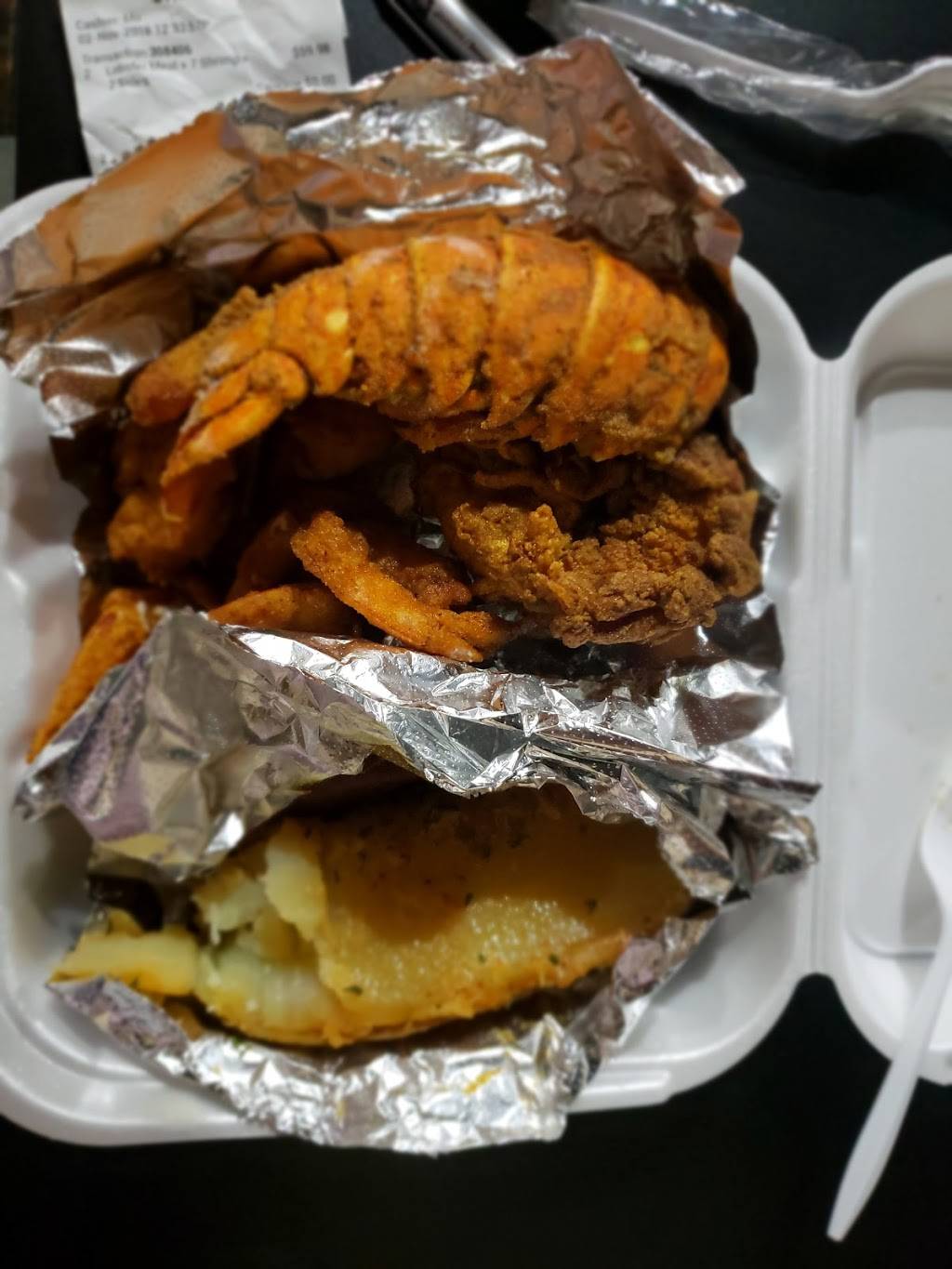 Seafood Lady - W Oak St | restaurant | 107 W Oak St, Louisville, KY 40203, USA | 5022109381 OR +1 502-210-9381