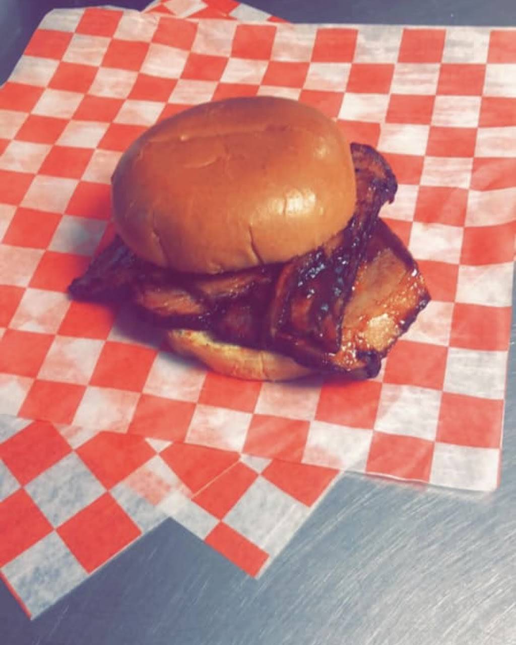 Rileys Smokehouse | restaurant | 906 E Deyoung St, Marion, IL 62959, USA | 6189971369 OR +1 618-997-1369