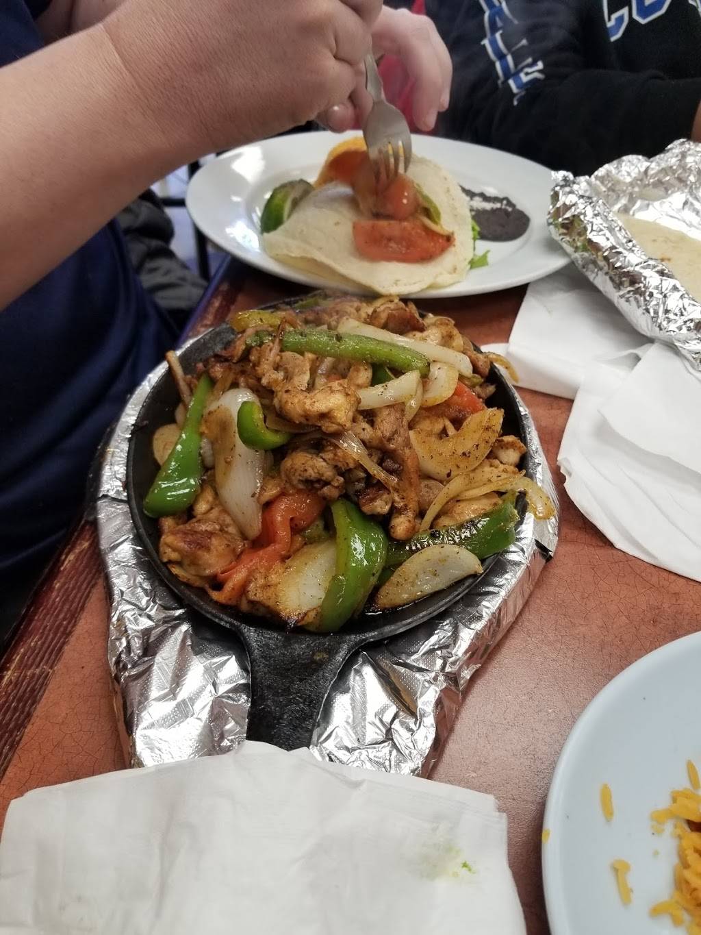 Taqueria Los Compadres | restaurant | 2427 Crain Hwy, Waldorf, MD 20601, USA | 2402223546 OR +1 240-222-3546