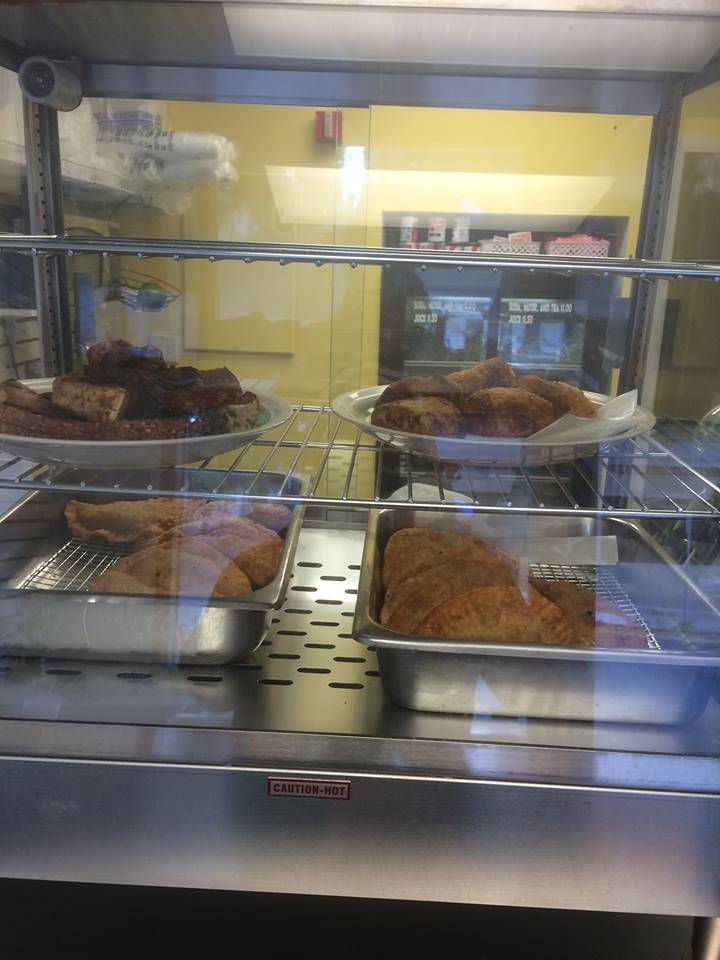 Caribbean Breeze | restaurant | 117 Pine St #2, Catasauqua, PA 18032, USA | 6104430598 OR +1 610-443-0598