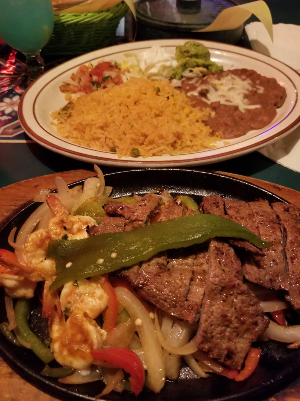 Tequilas Bar & Grill | restaurant | 13627 Victory Blvd, Van Nuys, CA 91401, USA | 8189894040 OR +1 818-989-4040