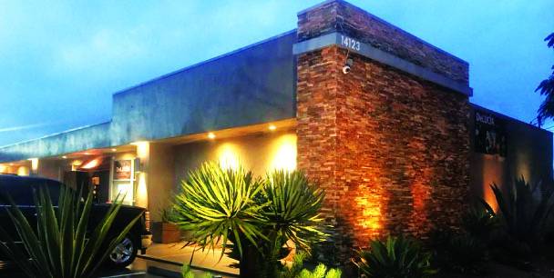 Delucia Bar | restaurant | 14123 Garfield Ave Gastropub, Paramount, CA 90723, USA | 5627887689 OR +1 562-788-7689