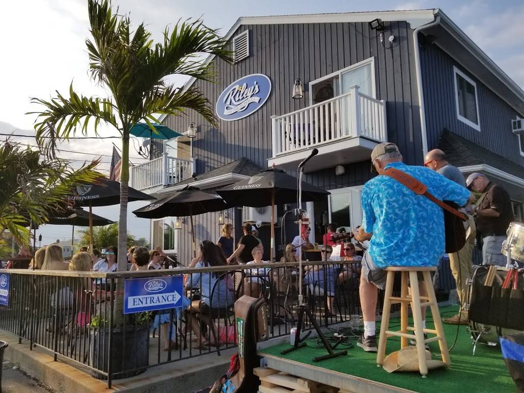 Rileys by the seawall | restaurant | 14 Beach Dr, Stratford, CT 06615, USA | 2036939255 OR +1 203-693-9255