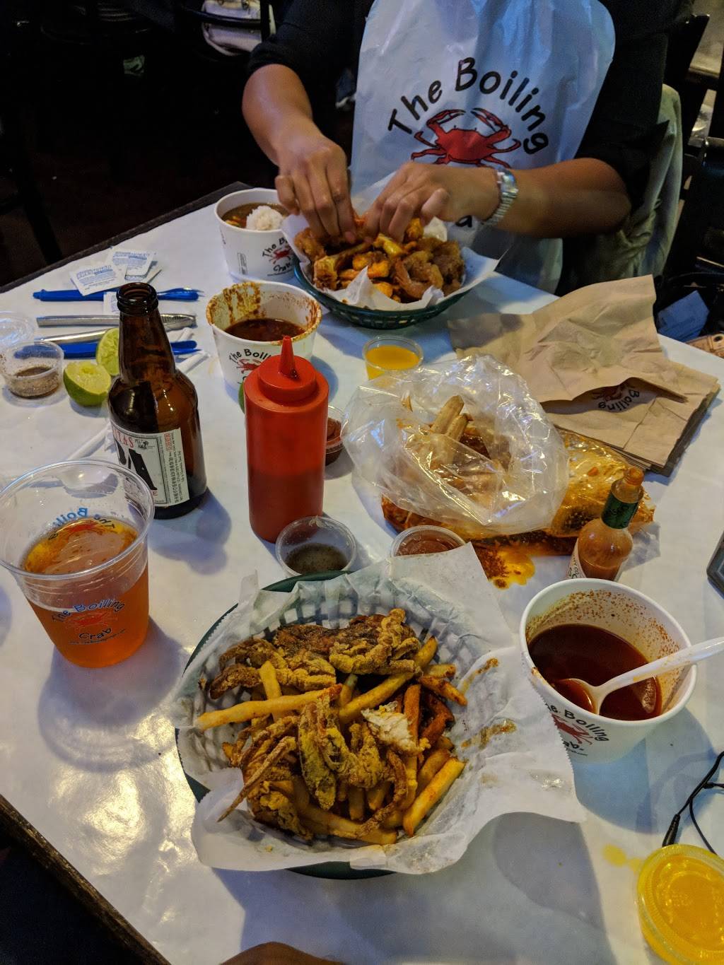 The Boiling Crab | restaurant | 10875 Kinross Ave, Los Angeles, CA 90024, USA | 3102084888 OR +1 310-208-4888