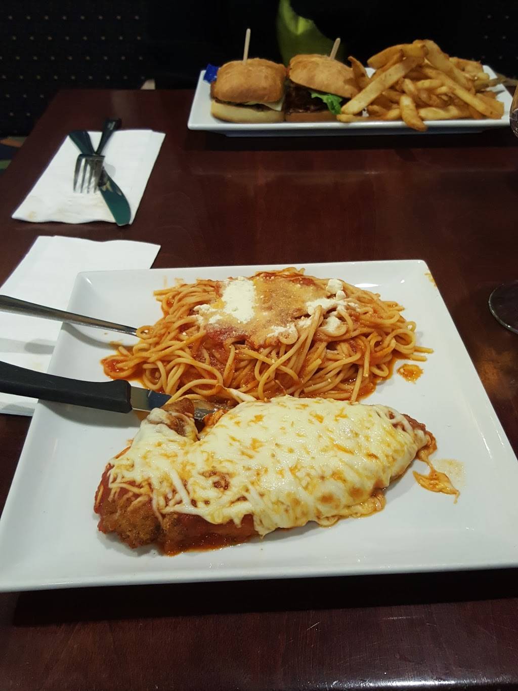 Graffitis Restaurant-Bar | restaurant | 8100 Avenue de Neuville, Anjou, QC H1J 2T2, Canada | 5143533737 OR +1 514-353-3737