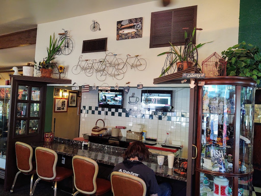 Johnny & Dees Picnic Basket | restaurant | 436 E White Mountain Blvd, Pinetop, AZ 85935, USA | 9283581992 OR +1 928-358-1992