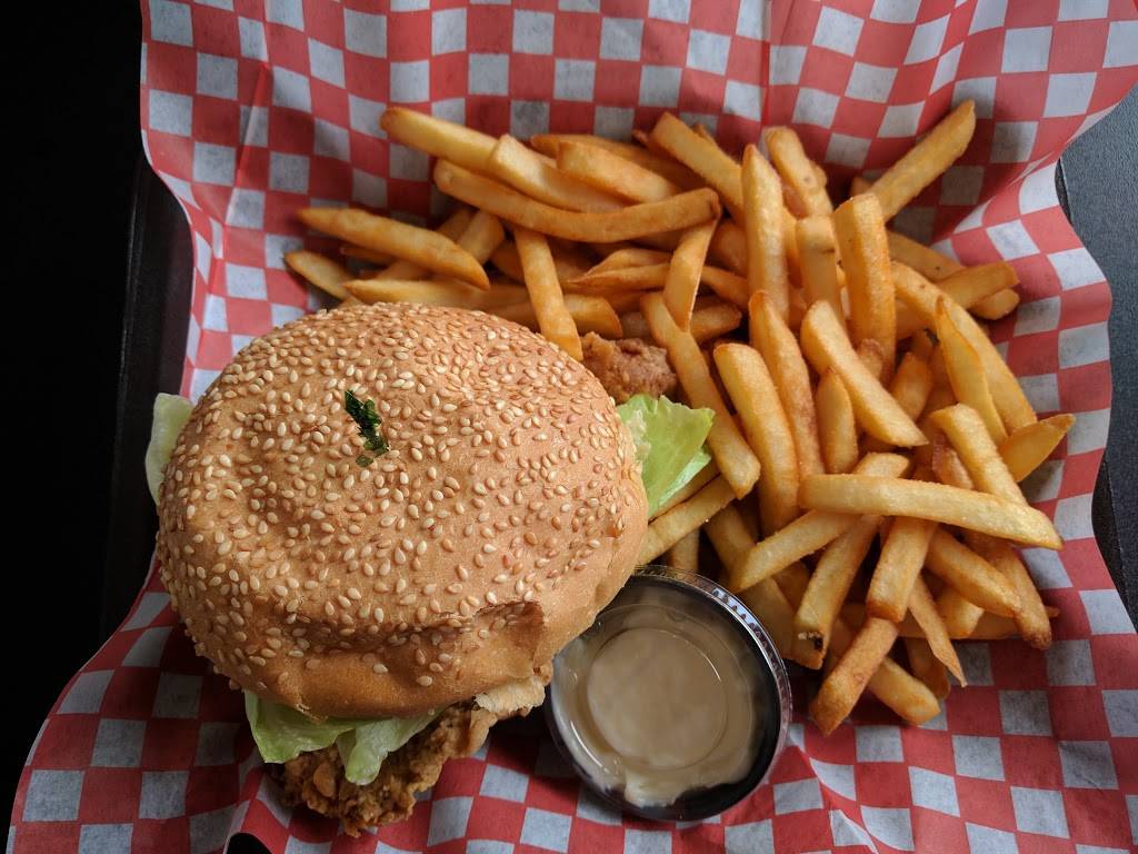 Crispys Resto Grill | restaurant | 1433 Woodroffe Ave, Nepean, ON K2G 2V5, Canada | 6136957575 OR +1 613-695-7575