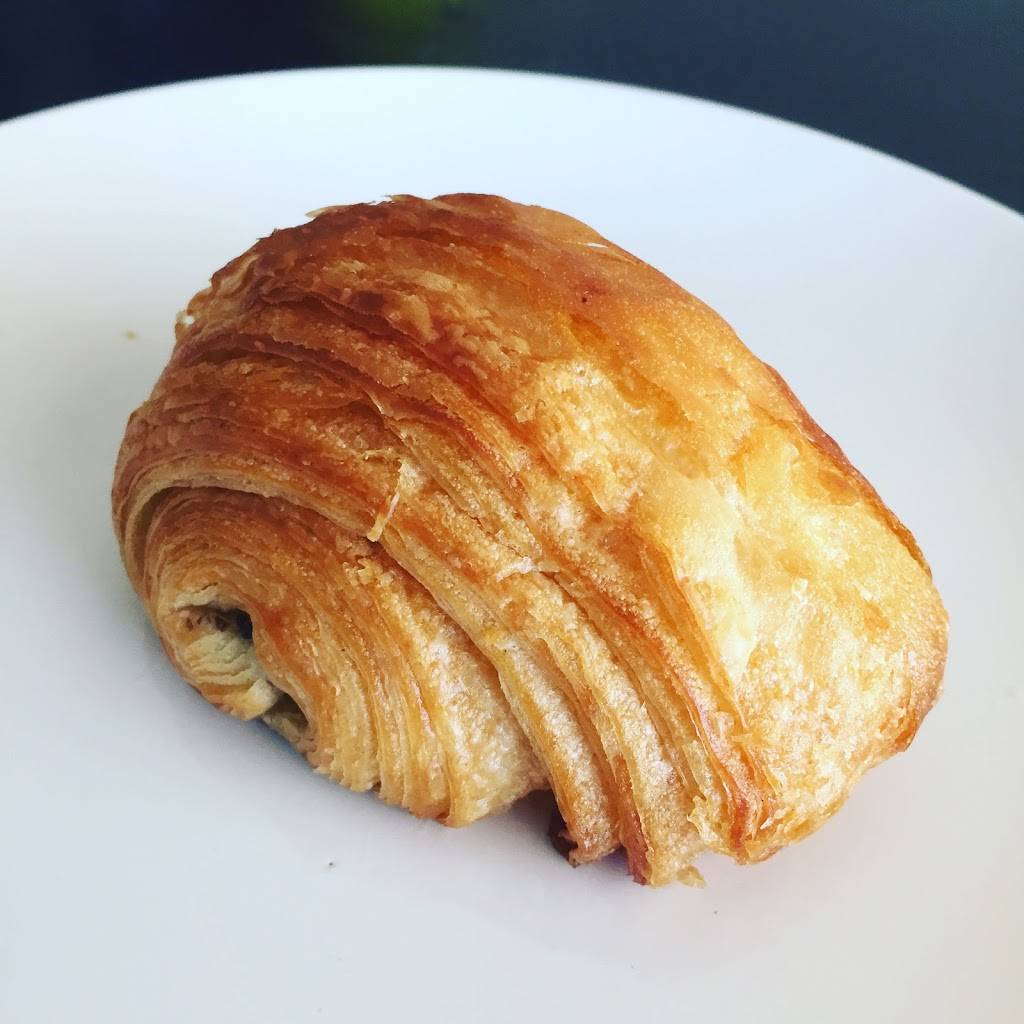 Dolys Delectables | bakery | 245 E Broadway, Long Beach, CA 90802, USA | 5624359400 OR +1 562-435-9400