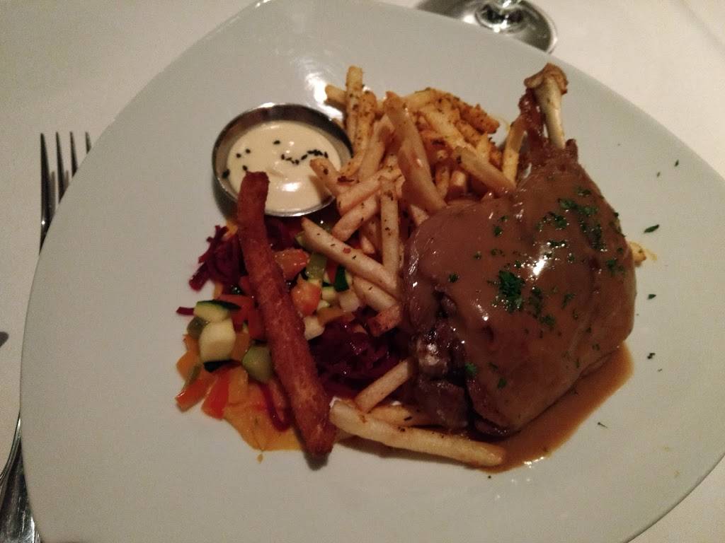 Le Communard | restaurant | 633 Bd Jutras E, Victoriaville, QC G6P 7H4, Canada | 8197587588 OR +1 819-758-7588