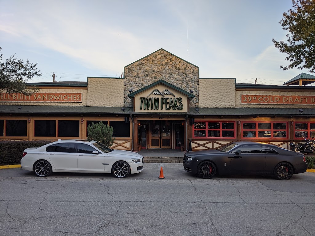 Twin Peaks | restaurant | 4527 Lomitas St, Houston, TX 77098, USA | 7135207730 OR +1 713-520-7730